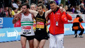 Nezískal rekord, ale uznanie! Súperovi pomohol dokončiť maratón