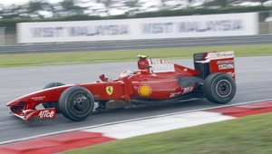 Ferrari sa vracia na staré pozície, ovládlo 2. tréning