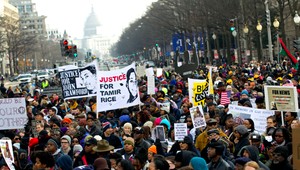 Amerika hore nohami! Davy demonštrovali proti policajným zásahom