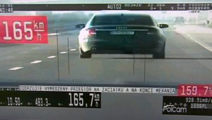 VIDEO: Opitý cestný pirát uháňal po diaľnici, viezol deti