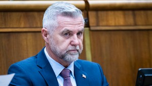 Potvrdené: Parlament sa bude zaoberať zrušením voľby poštou zo zahraničia v apríli