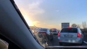 Nehoda na Lafranconi paralyzovala dopravu v Bratislave aj na Záhorí