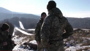 Z útesu skočil do ľadovej vody, aby nemusel nastúpiť k vojsku. Utekajúcich Ukrajincov stále pribúda