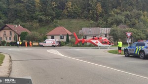 Vážna nehoda zastavila premávku v oboch smeroch. Zasahovať musel aj vrtuľník