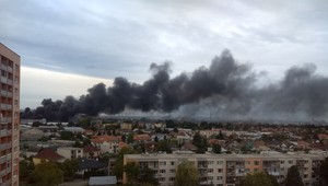 VIDEO: Hasiči bojujú v Trnave s masívnym požiarom. Mesto odporúča, aby ľudia nevychádzali von