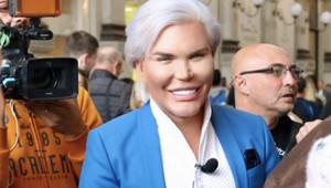 Živý Ken a jeho ďalší úlet. Tentokrát na hlave