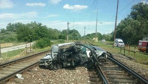 Zrážka rýchlika s autom na železničnom priecestí pri Leviciach