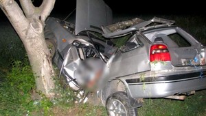 So škodovkou vpálil do stromu, neprežil ťažké zranenia