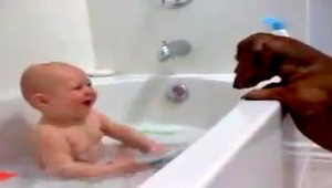 VIDEO. Kúpanie sa môže byť veľká sranda, pozrite