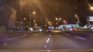 VIDEO: S malými deťmi unikal pred policajtmi. Výsledkom šialenej jazdy je ťažko zranené dieťa