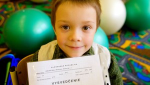 Školy nápor prvákov nezvládajú, deti sa učia aj v pivnici