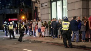 Do Londýna prišla za svojou láskou. Namiesto svadby pôjdu na pohreb