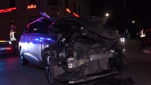 Nehoda pri nemocnici: Auto odhodilo do stĺpa, zranili sa aj deti