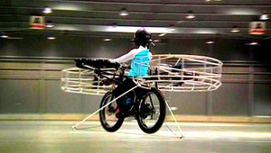 Svetlo sveta uzrel lietajúci bicykel. Má 90 kíl...