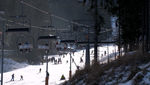 Slovenské zjazdovky obsadili lyžiari, chceli stihnúť lyžovačku za miernejších pravidiel