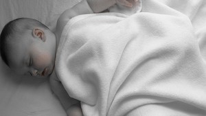 Bábätko zomrelo v postieľke