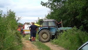 Tragická udalosť v obci: Muž dostal infarkt počas jazdy traktorom