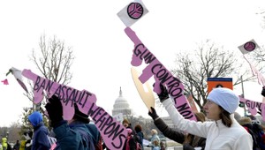 Demonštrácie pred Bielym domom. Za prísnejšiu kontrolu zbraní