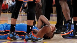 NBA: Úder lakťom do hlavy, za ktorý by sa nehanbil ani kickboxer!