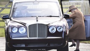 Alžbeta II. smeruje do svojho sídla, dnes sa zíde najužšia kráľovská rodina