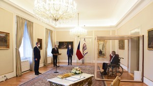 Český prezident Zeman menoval vládu spoza priehľadnej steny