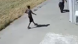 Chlapec zbil a okradol dôchodcu o paličke. Ten zostal ležať na zemi polonahý