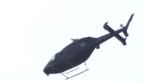 Nad Bratislavou lietal policajný vrtuľník, hľadal dobodaného muža