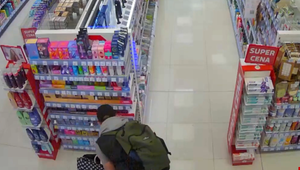 Bizarná lúpež: Muž sa ulakomil na kradnutie zubnej pasty a kondómov