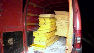 Chytili ich priamo pri čine. Štyria muži vykrádali drevársku firmu