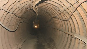 Po zaplavení bane je nezvestných 17 baníkov