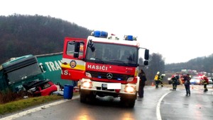 Tragédia pri Vranove, vodička skončila s luxusným autom pod kamiónom