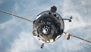 Astronauti na ISS sa museli skryť pred vesmírnym odpadom