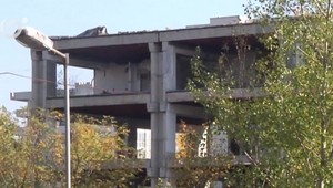 Na streche budovy sa objavujú ľudia, sú medzi nimi aj deti