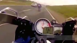 Divoká jazda motorkára. Autá obiehal sprava i zľava