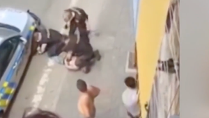 Polícia odmieta vinu za smrť muža, ktorému príslušníci zákona kľačali na krku. Miestni hovoria o klamstvách