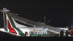 Lietadlo pri pristávaní zišlo z dráhy, zranilo sa 16 ľudí