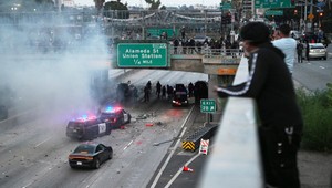 Protesty proti imigračným raziám prerástli do násilností. Trump nasadil Národnú gardu