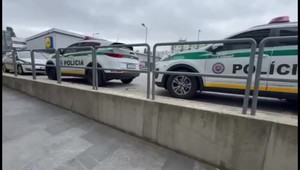 Rozruch pred Úradom inšpekčnej služby. Zadržali 7 osôb, z toho 4 policajtov