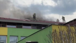 V domove sociálnych služieb vypukol požiar, hasiči evakuujú ľudí z budovy