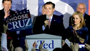 Senátor Ted Cruz porazil Trumpa v nominačnom súboji v Iowe