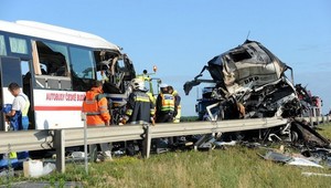 Po zrážke slovenského kamióna s autobusom dvaja mŕtvi