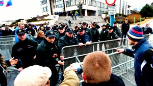 Protestoval proti gorilám, teraz ho súdia za útok na policajta