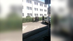 Agresívny muž za bieleho dňa ohrozoval ľudí v centre mesta. Pri zadržaní napadol aj hliadku mestských policajtov