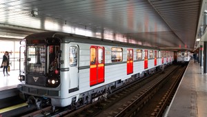 VIDEO: Chceli "surfovať" na streche metra, teraz bojujú o život