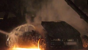 Podpaľač po zapálení luxusného auta za sebou zanechal nápis - šťastné a veselé. Škody sú v desaťtisícoch