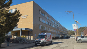 Policajtovi išlo za volantom o život. Zachraňoval ho jeho kolega