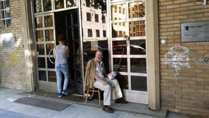 Muž sa priviazal k budove, nepáčila sa mu hviezda