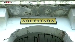 Rodina zomrela po páde do sopky