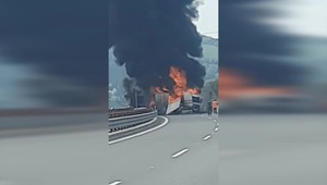 Pred tunelom Branisko horeli dve nákladné autá. Museli uzatvoriť diaľnicu