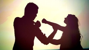 Žena sa prišla do reštaurácie sťažovať na jedlo. Odhryzla majiteľovi časť ucha